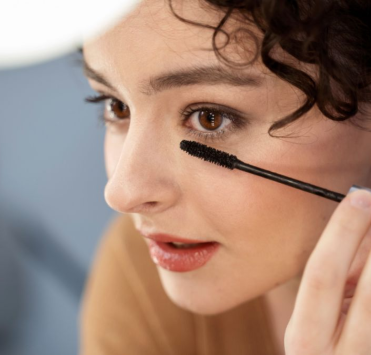 Безпечний макіяж для чутливої шкіри: чому краще довірити це фахівцеві?