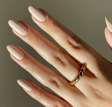 Нюдовий манікюр 2025: універсальний варіант на кожен день