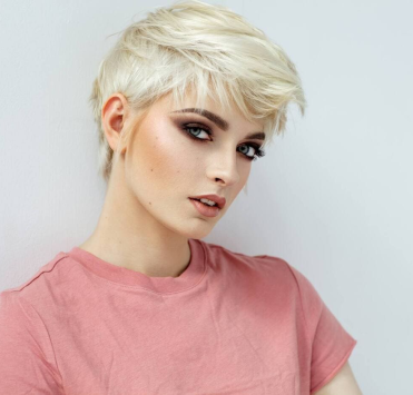 Прическа на короткие волосы 2025: популярные варианты для любого повода Прическа на короткие волосы 2025: популярные варианты для любого повода