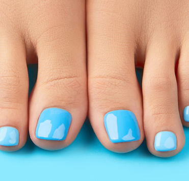 Модний педикюр 2025 на ногах: яким він буде?