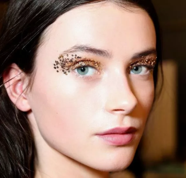 Модні тренди на Новий рік 2025 у виконанні професіоналів