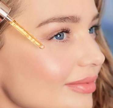 Сироватка для обличчя: навіщо потрібна і як правильно її використовувати?