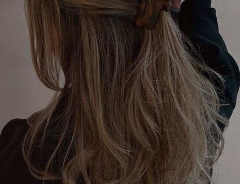 Модні жіночі стрижки 2022 на довге волосся