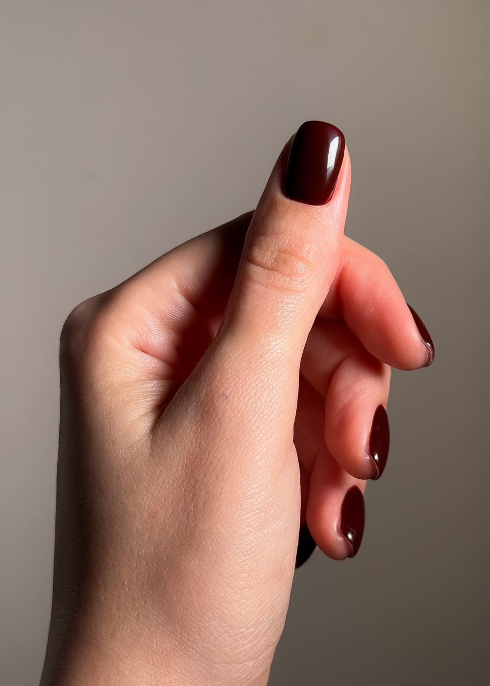 манікюр відтінку какао