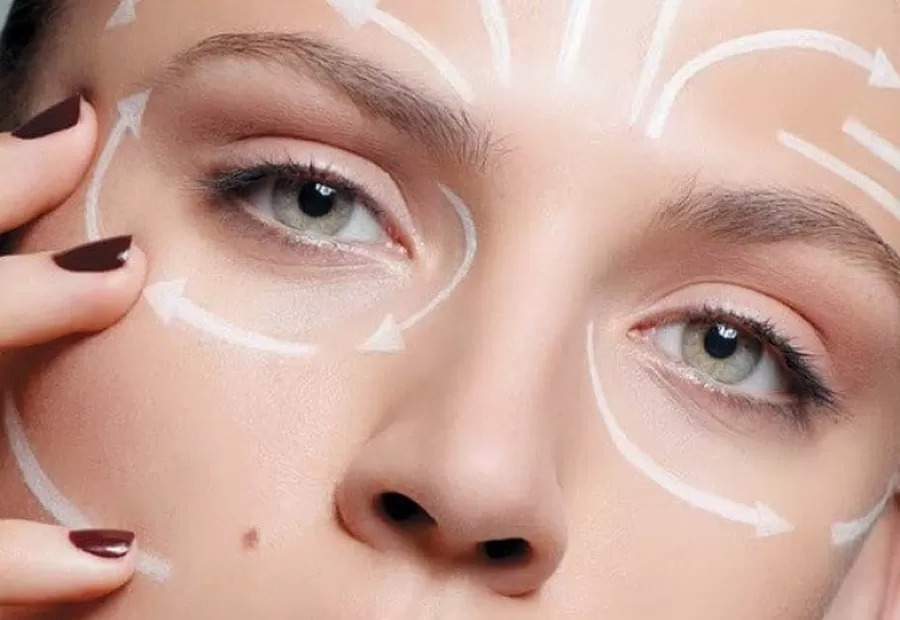 Догляд за шкірою біля очей