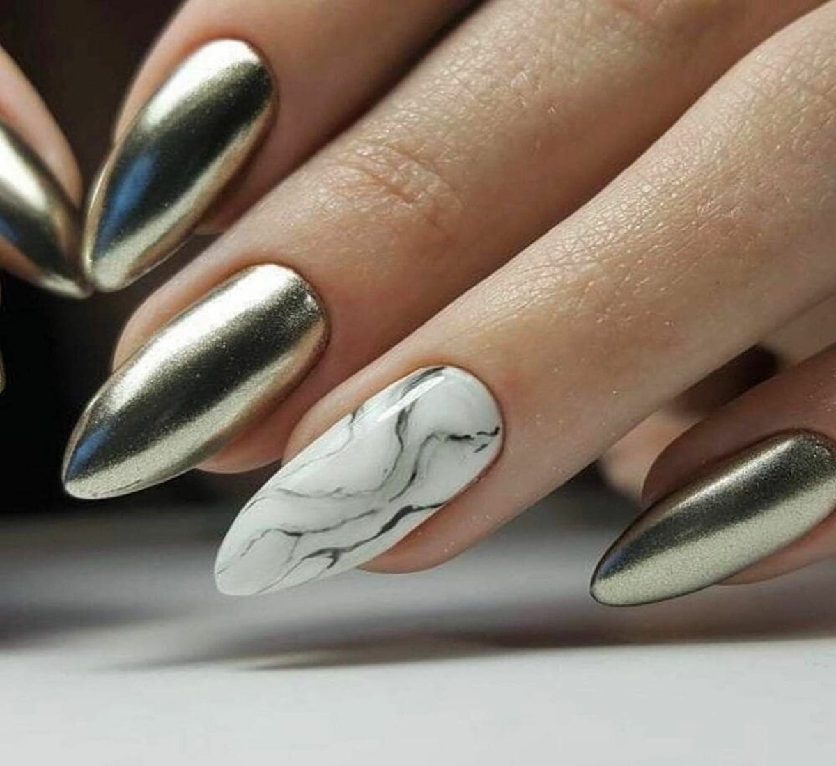 дзеркальний манікюр в салоні